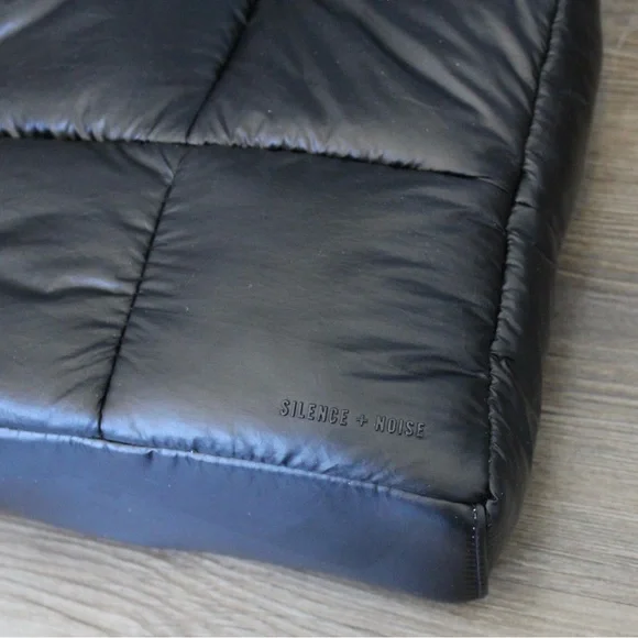 Urban Outfitters Silence + Noise black quilted mini puffer bag - Picture 3 of 7